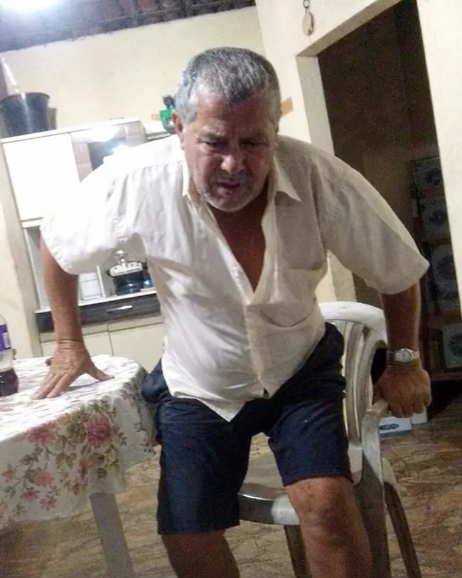 Pessoa com dor ao levantar
