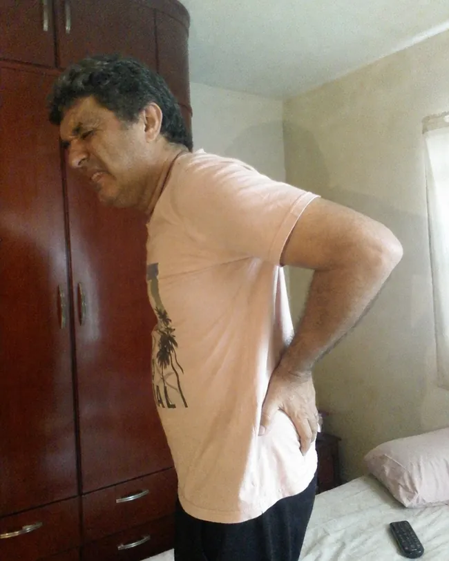 Pessoa com dor na lombar